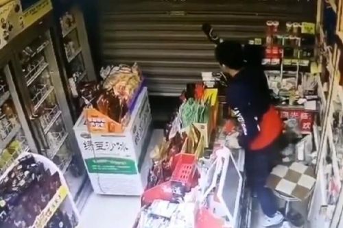 Clip: Tên trộm xui xẻo bị ông chủ đánh no đòn