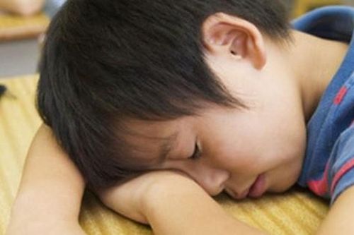 Con trai tối nào cũng học bài đến khuya nhưng vẫn kém, bố và cô giáo ngồi trao đổi với nhau, nói chuyện 1 hồi thì ra tại bố!