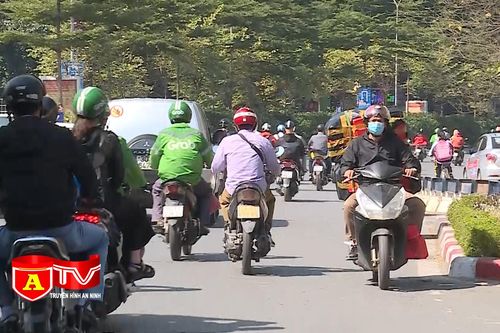 Bất bình trước vi phạm đi ngược chiều tại nút giao thông Ngã Tư Sở