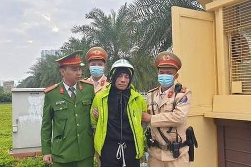 Cảnh sát giao thông bắt 'nóng' tên cướp điện thoại mang theo hung khí