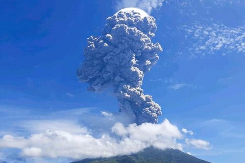 Núi lửa phun cột tro bụi cao 4 km ở Indonesia