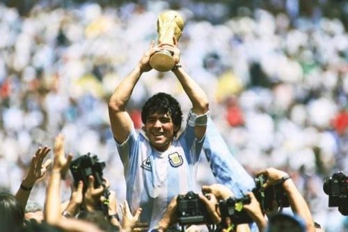 Người hâm mộ bóng đá Anh tưởng nhớ Maradona