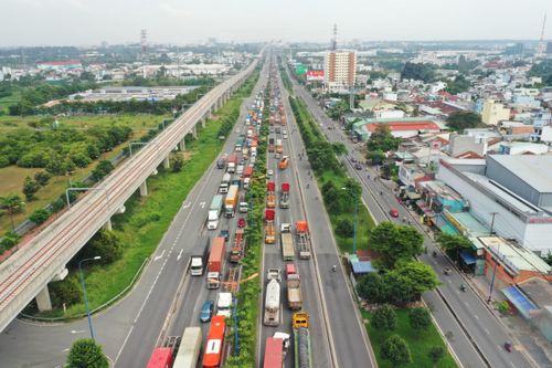 Xe cộ kẹt cứng trên xa lộ Hà Nội