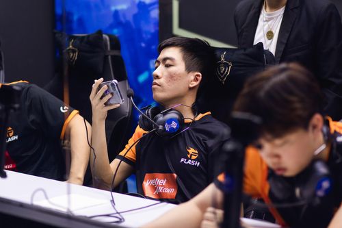 Team Flash đang hủy diệt Liên Quân AIC bằng các tướng trợ thủ của ProE