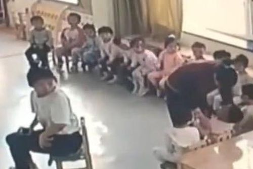 Bé trai ở Trung Quốc bị cô giáo bạo hành vì không chịu ăn