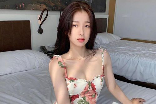 Ngu Thư Hân sống sang chảnh trong khi mẹ vướng nợ xấu