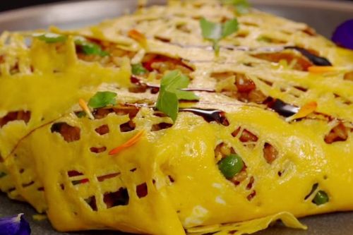 Làm cơm chiên bọc trứng sang chảnh như nhà hàng