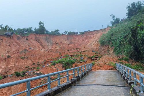 Sạt lở kinh hoàng ở Quảng Ngãi, khẩn cấp di dời dân