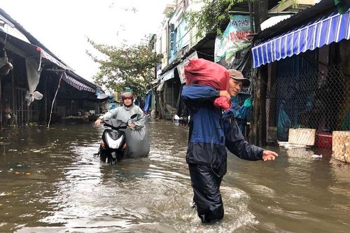 Quảng Nam: Mưa lớn liên tục, chợ Tam Kỳ ngập trong biển nước
