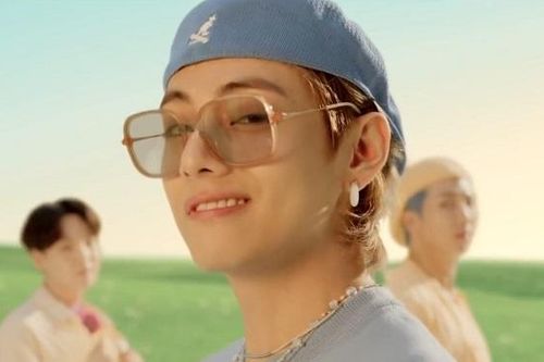 BTS đấu giá từ thiện trang phục 'Dynamite', giá cao 'chóng mặt'