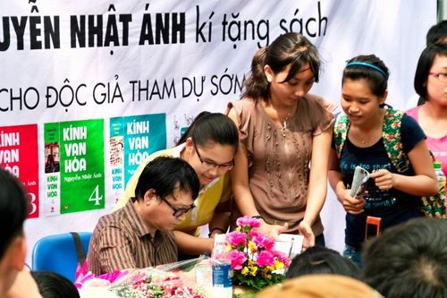 Ra mắt bộ sách Kính vạn hoa theo bản in đầu tiên