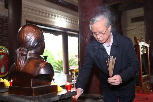Đồng chí Trần Quốc Vượng tưởng niệm các Anh hùng, liệt sĩ tại Truông Bồn