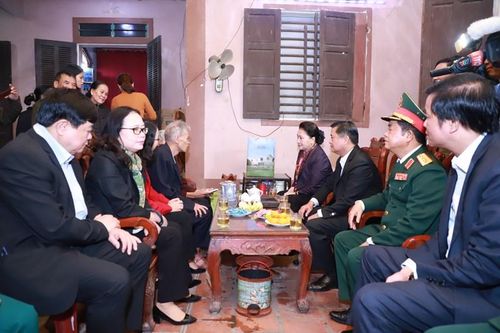 Chủ tịch Quốc hội Nguyễn Thị Kim Ngân dâng hương tại Khu di tích Kim Liên