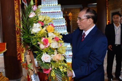 Nguyên Tổng Bí thư Nông Đức Mạnh dâng hương tại đền Chung Sơn và khu di tích Kim Liên