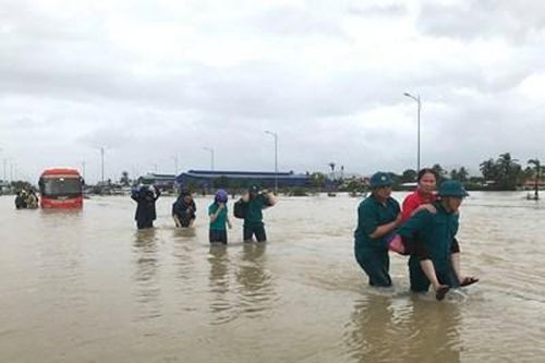 Bộ đội, dân quân tỉnh Khánh Hòa xung kích giúp dân trong mưa lũ