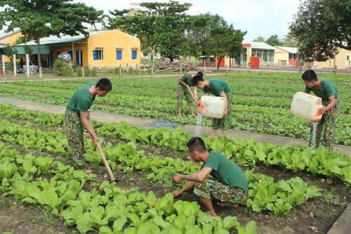 Xuân chiến sĩ ở đơn vị 'canh trời'