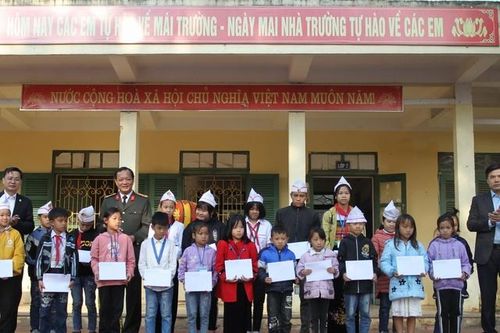 Bộ GD&ĐT trao học bổng cho học sinh huyện Mường Lát