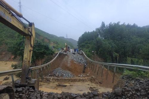 Khẩn trương khắc phục sự cố sụt lún trên Quốc lộ 26