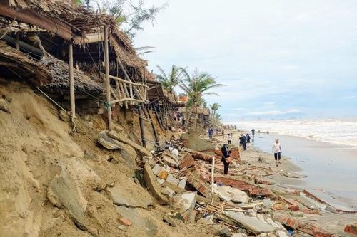 Bãi biển An Bàng tan hoang sau bão Vamco