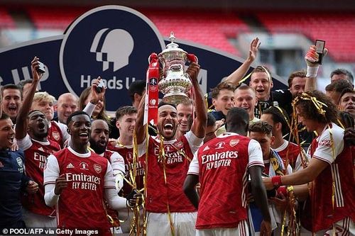Leicester City gây sốc, Arsenal gặp khó