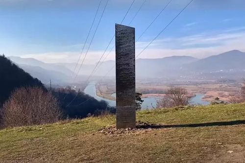 Cột kim loại bí ẩn xuất hiện ở Romania