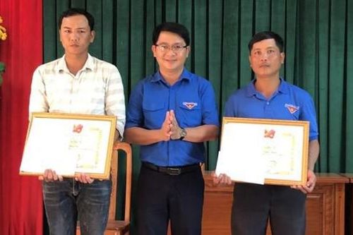 Tuyên dương 2 thanh niên dũng cảm cứu người trong lũ