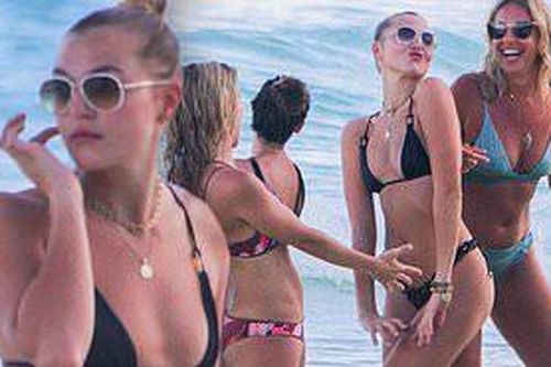 Chân dài 9x Rachel Hilbert cực nóng bỏng đi tắm biển cùng hội chị em