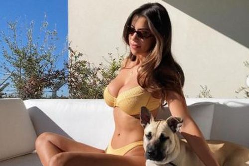Mẫu nội y 9x Devin Brugman thả dáng gợi cảm 'nảy lửa'