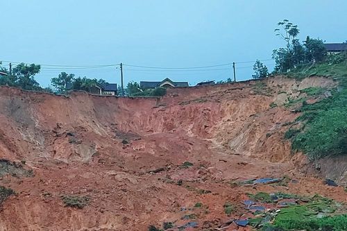Quảng Ngãi: Tiếp tục sạt lở núi, khẩn cấp di dời người dân đến nơi an toàn