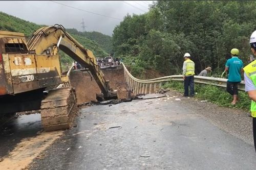 Đắk Lắk: Hàng trăm hộ dân bị cô lập, khắc phục QL26 'đứt làm đôi'