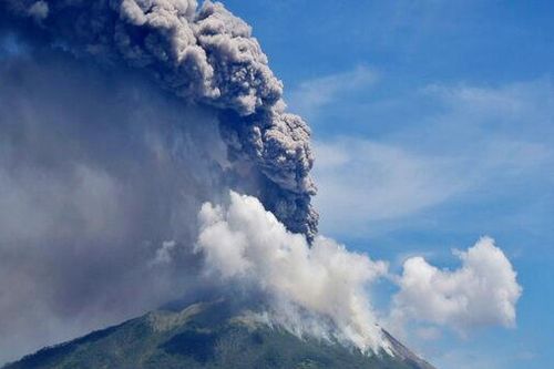 Núi lửa Indonesia phun trào cao hơn 4km, hàng nghìn dân đi lánh nạn
