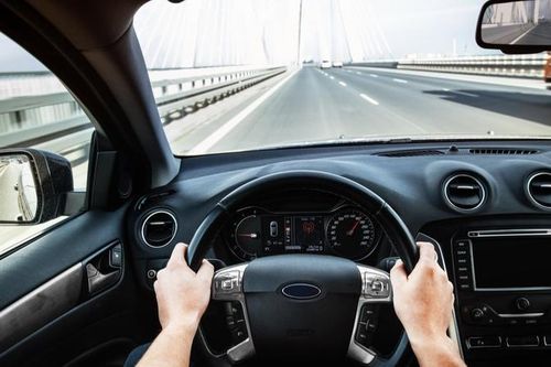 Những mẹo hay tài non cần biết để lái xe căn giữa làn đường