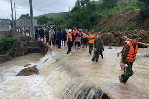 Tìm thấy thi thể 3 cha con bị nước lũ cuốn trôi
