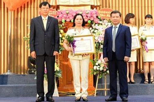 Viện trưởng tặng Bằng khen cho 7 tập thể và 24 cá nhân