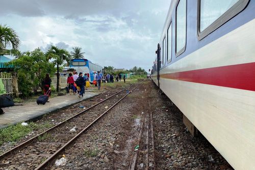 Mưa lũ làm gián đoạn tàu Bắc-Nam, phải chuyển tải khách bằng ôtô