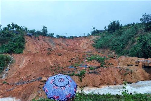 Sạt lở núi đe dọa tính mạng người dân khu tái định cư Anh Nhoi 2