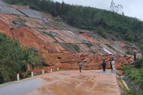Đường ven biển Cảnh Dương ở Thừa Thiên – Huế bị ách tắc do sạt lở