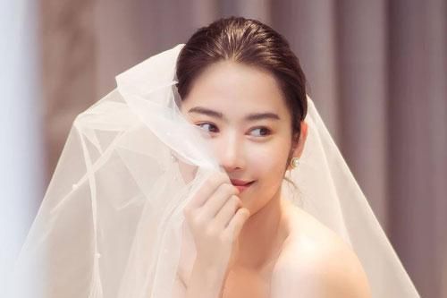 Hết khoe nhẫn ngón áp út, Nam Em tung liền ảnh thử đồ cưới: Tin đồn theo chồng về dinh là thật?
