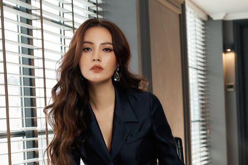 Á hậu Thụy Vân gợi ý cách nhanh nhất để trở thành nữ công sở sang trọng quyến rũ