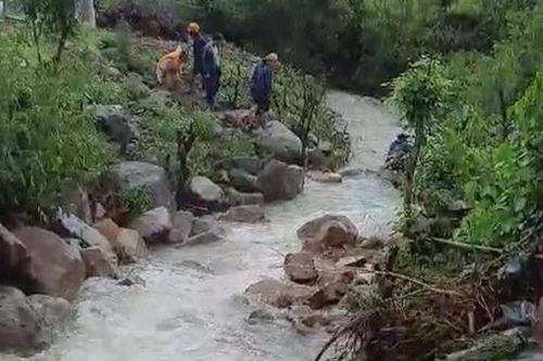 Cha và 2 con nhỏ bị lũ cuốn trôi, tử vong thương tâm
