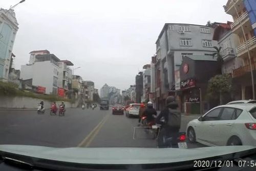 Clip: Chỉ vì pha quay đầu sai luật của ô tô Kia Morning, 5 xe phía sau rơi vào tình huống nguy hiểm