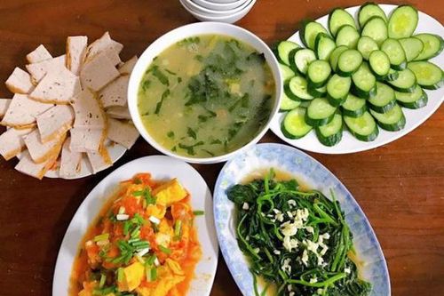 Nữ sinh viên khoe bữa cơm 3 người chỉ 50k, đảm bảo đủ chất