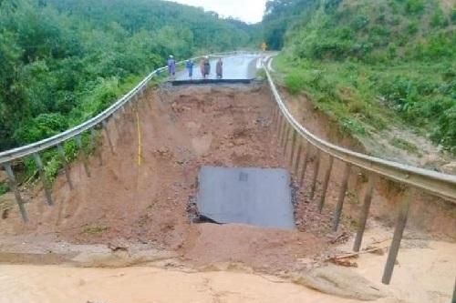 Đắk Lắk: Quốc lộ 26 sụt lún nghiêm trọng, giao thông bị chia cắt