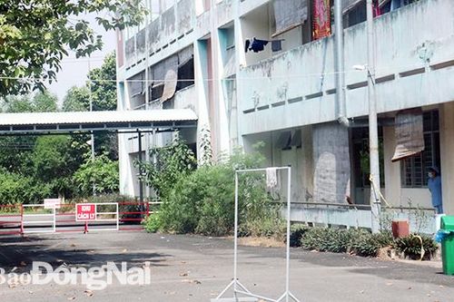 Đưa 2 trường hợp F1 của ca dương tính Covid-19 vào Bệnh viện Phổi