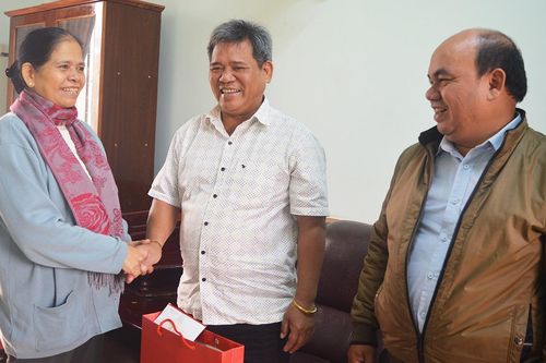 Chủ tịch Ủy ban MTTQ Việt Nam tỉnh Gia Lai thăm, tặng quà nguyên lãnh đạo tỉnh
