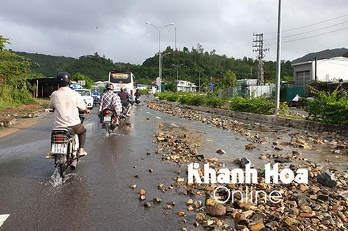 Đất đá tràn mặt đường khu vực đèo Rù Rì