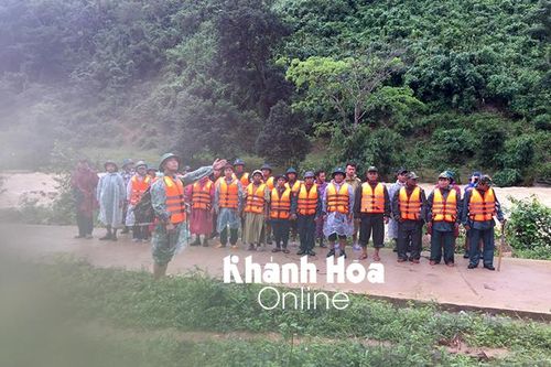 Đã tiếp cận, đưa đoàn du khách mắc kẹt tại Tà Giang xuống núi