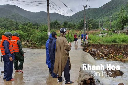 3 cha con bị lũ cuốn trong đêm