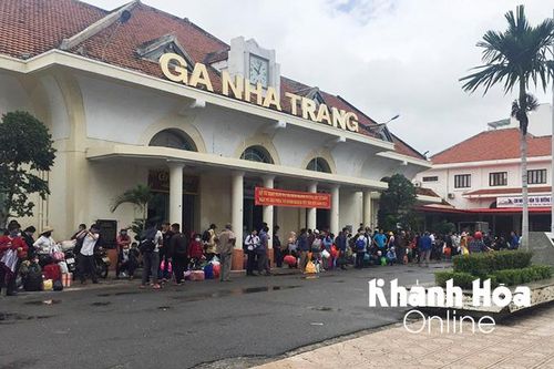 Đường sắt bị ngập sâu, khách phải chuyển tải bằng ô tô