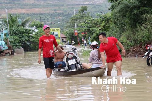 TP. Nha Trang: Nhiều khu vực tạm thời bị chia cắt, giao thông gặp khó khăn